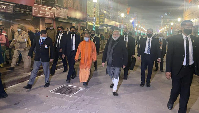 वाराणसी: आधी रात काशी की सड़कों पर टहलते रहे PM मोदी, लोग लगाते रहे 'जय श्रीराम' और 'जिंदाबाद' के नारे